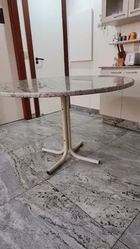 Mesa redonda de granito, pés de ferro cor bege claro,