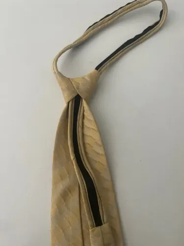 Gravata bege com nó pronto