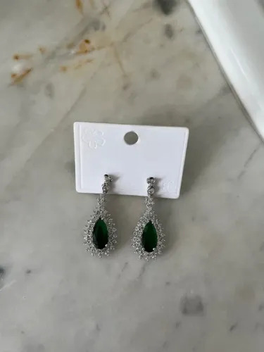 Brinco semi joia com pedra verde, todo cravejado Any Ray