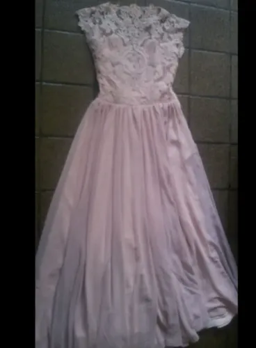 Vestido Longo de renda delicado.