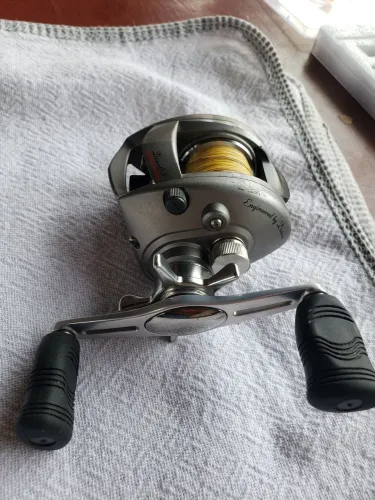 Carretilha daiwa advantage manivela esquerda. 