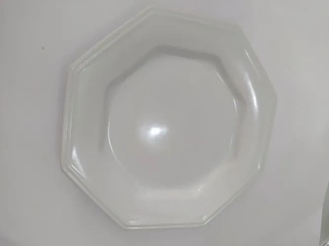 Prato de sobremesa em porcelana modelo hexagonal