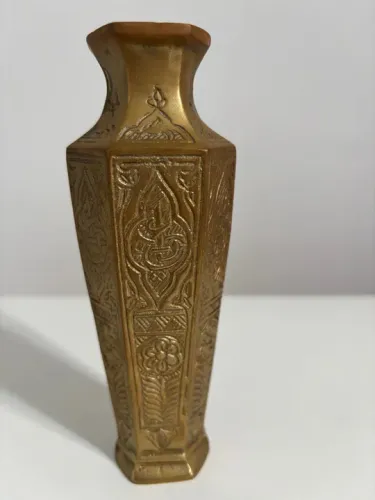 Vaso Decorativo em Metal Dourado