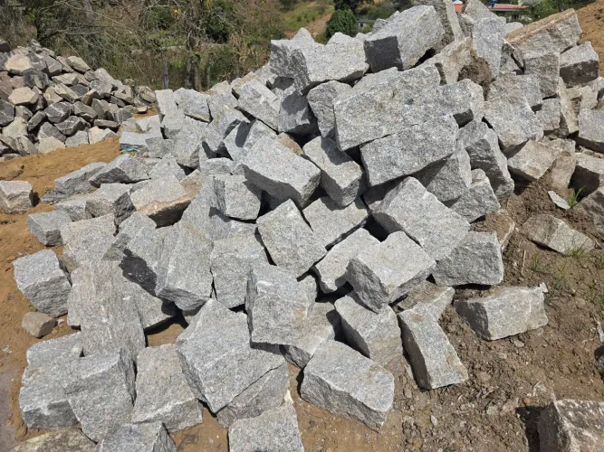 Paralelepípedo, lajao, lajinha, meio fio, bloco de pedra