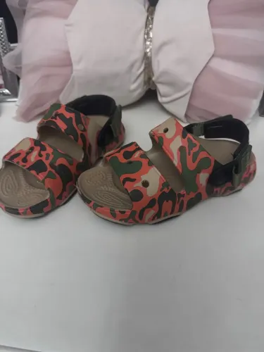 Sandália Crocs Camuflada Infantil e tenis importado