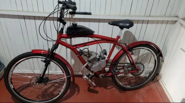 Bicicleta com motor a gasolina