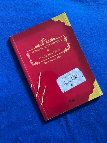 Livro Animais Fantásticos e Onde Habitam - Propriedade de Harry Potter