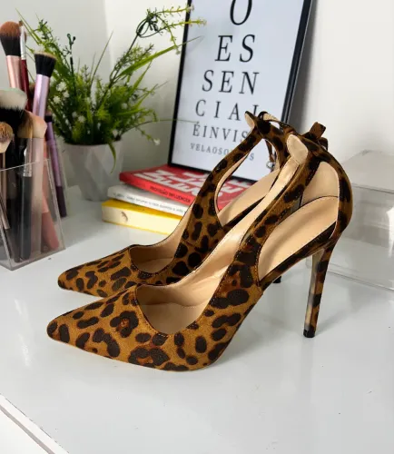 Salto alto de oncinha 