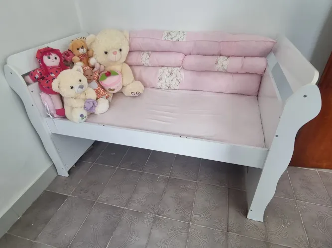 Berço Branco com colchão D33, nunca usado, berço que vira cama em excelente estado.