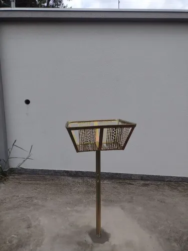 Lixeira de metal para área externa