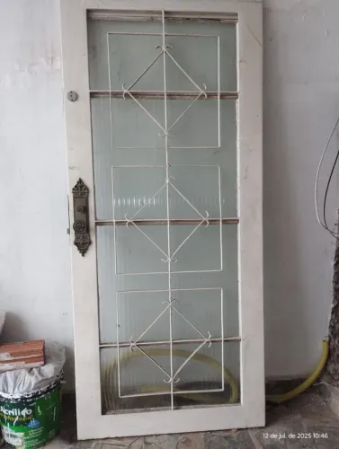 Porta de ferro com grade de vidro