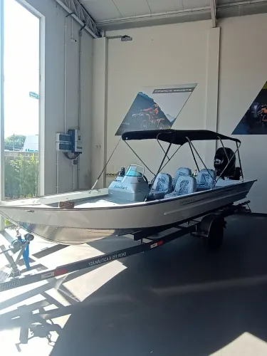 Lancha Levefort Marfim 6.0 Free Style + Motor de popa 60 hp + Carreta rodoviária