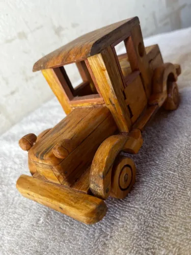 Miniatura de carro calhambeque 3 em Madeira c