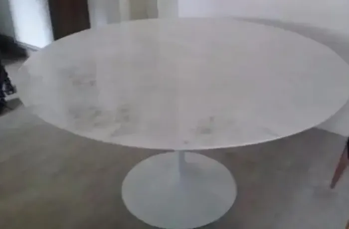Mesa Saarinen redonda