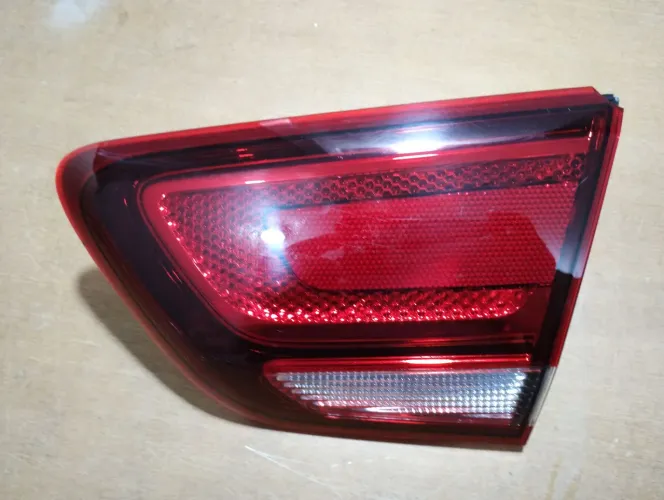 Lanterna direita da tampa Cobalt 2016 2020 original nova com detalhe CD 135