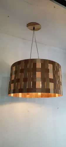 Lustre de madeira trançada