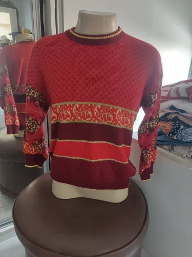 Suéter Vermelho Vintage com Detalhes