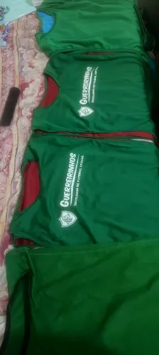 Colete de futebol duplo mas o importante é o verde
