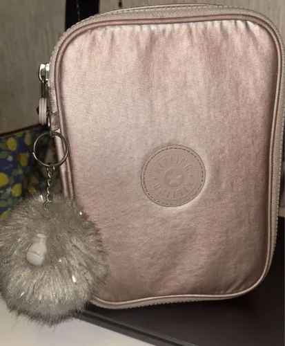 Estojo Kipling Original Rosa Metalizado com Chaveiro (100 pens) 