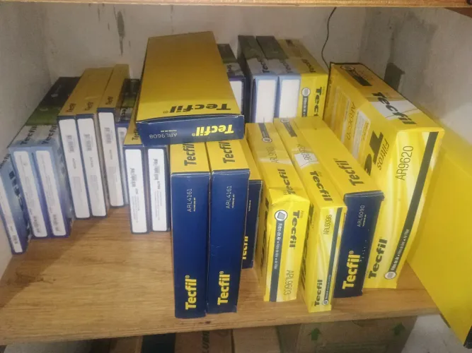 Lote de filtros de ar motor e ar condicionado.