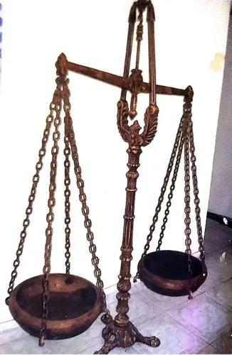 Balança Decorativa Decorativa em Ferro Fundido - Peça Única para amantes de decoração.