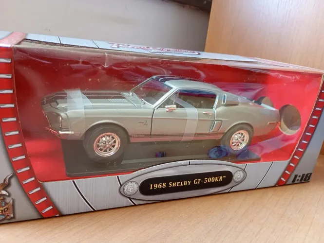 MINI ROAD SIGNITURE 1/18<br>MUSTANG SHELBY GT 500<br>R$ 400