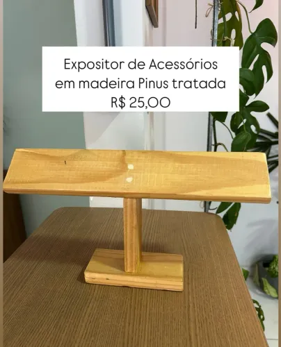 Expositor de Acessórios em Madeira Pinus