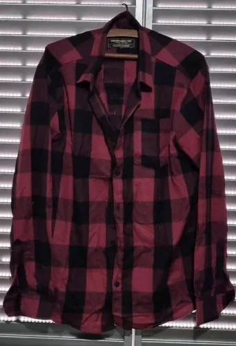camisa estampada de flanela vinho e preta khelf