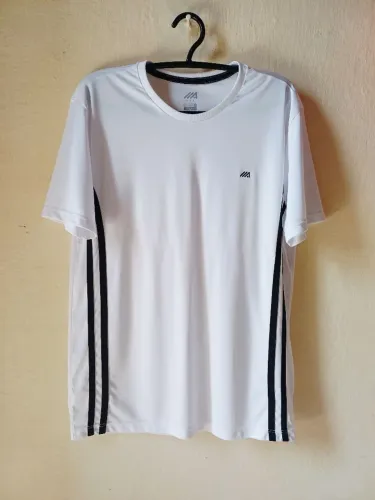 Camiseta esportiva masculina ACE branca com listras pretas laterais