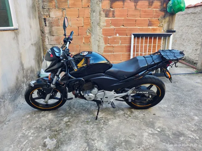 Cb 300 sou o 3 dono.   Moto zero 