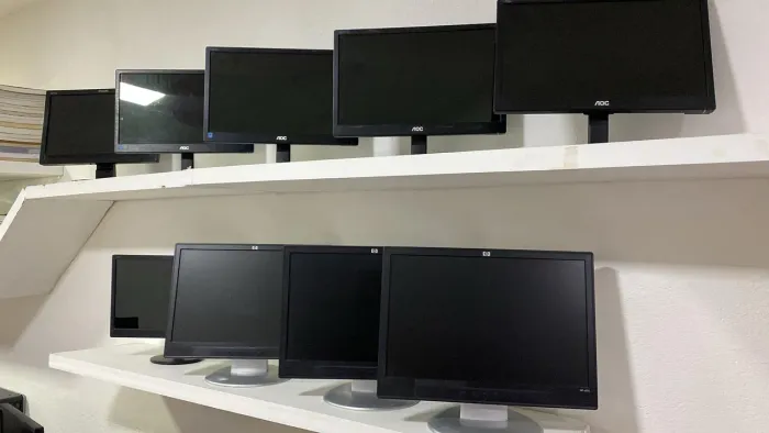 Monitores AOC e HP - Diversos Modelos Deifeiio