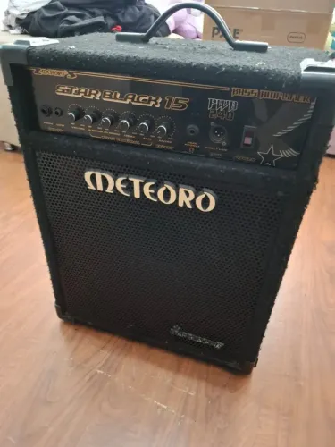 Amplificador Meteoro Star Black 15 Transistor para contra-baixo de 240W e 127W