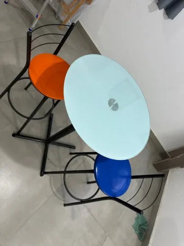 Mesa bistrô ( 1 mesa e 2 banquetas )