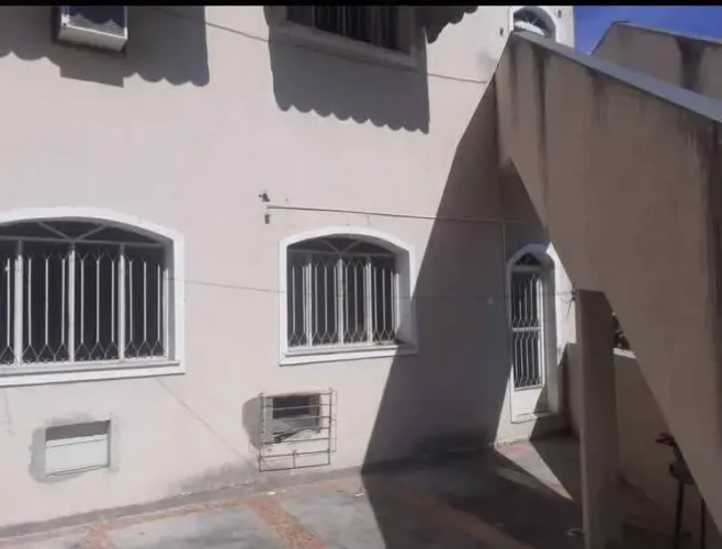 Aluga-se apartamento.