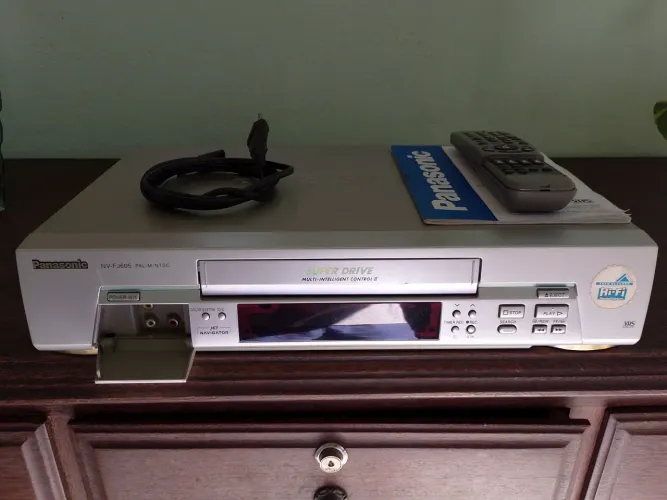 Videocassete 7 HEAD Hi-Fi STÉREO PANASONIC NV-FJ605