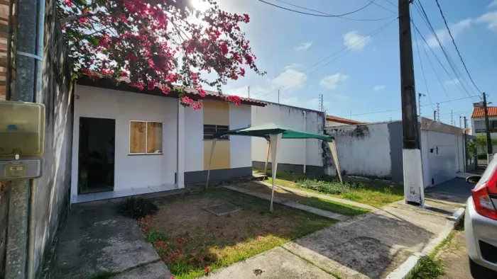Casa em cond. fechado com 3 quartos e terreno grande.