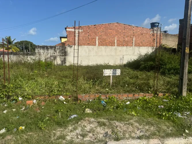 Vende-se um terreno em ponta de pedra a 10 minuto da praia andado