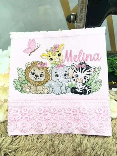 Toalha bordada tema safari personalizada com nome