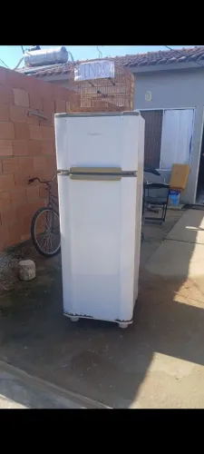 Vende se geladeira 