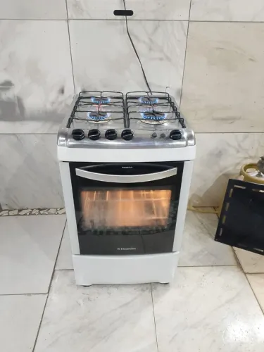 Fogão Eletrolux chef 4 bocas semi novo 