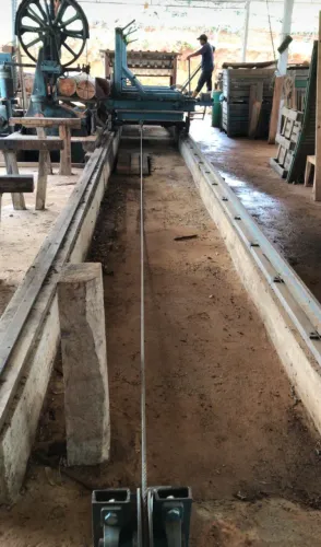 Serra de Fita com carro porta tora 