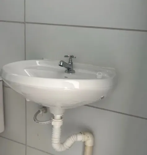 Vendo duas pias de lavabo - no precinho - aceito oferta