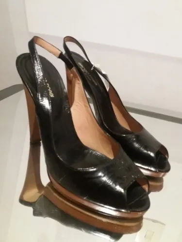 SCARPIN SERGIO ROSSI PEEP TOE. MADE IN ITALY. LINDO. SEMI NOVO