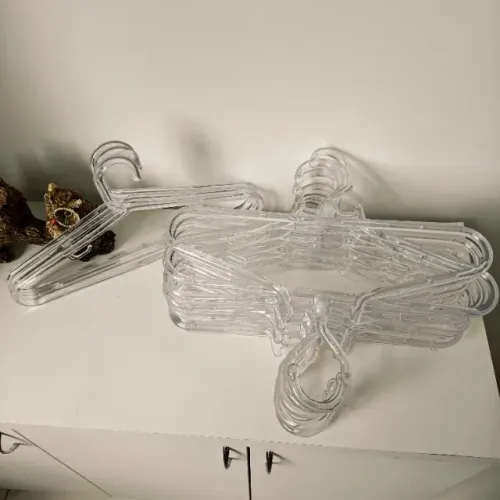 Kit com 15 Cabides Transparentes de Plástico Usados