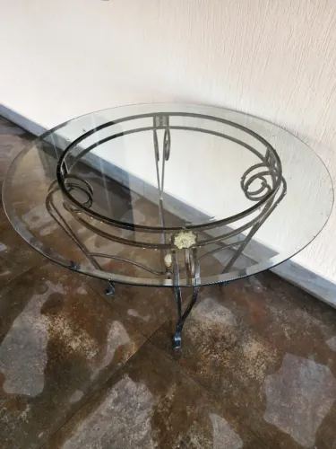 Mesa redonda com estrutura em ferro