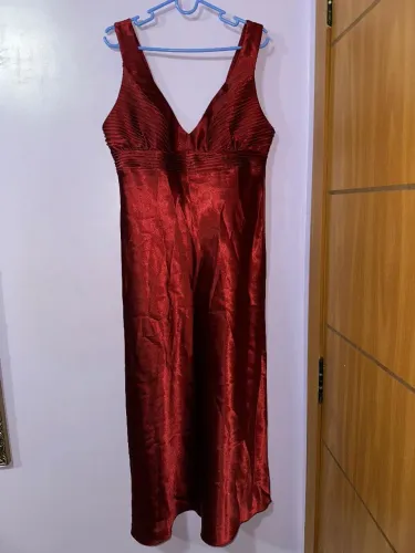 vestido vermelho longo de cetim com detalhes no busto - tam m
