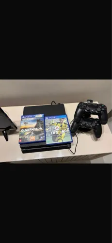 PlayStation 4 + 3 controles + base carregadora + dois jogos físicos