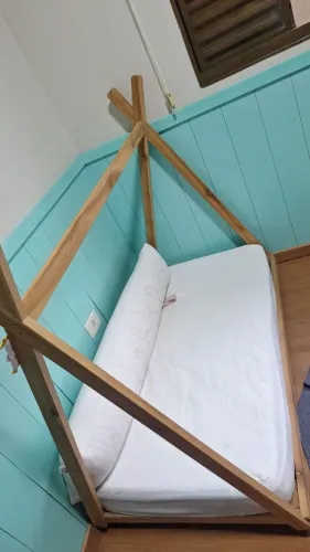 Cama cabana de madeira com colchão tamanho berço