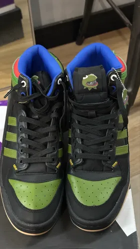 Tênis Hebru Brantley x adidas Forum Mid Frogboy