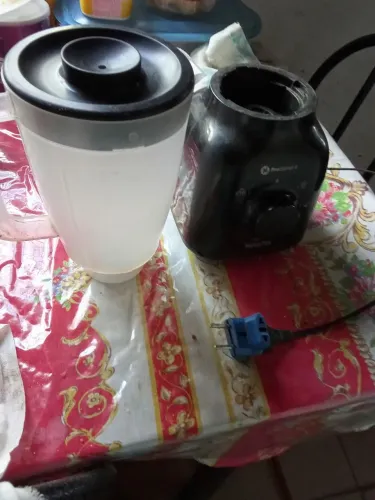 Eu tou vendendo esse liguificador sanduicheira elétrica 